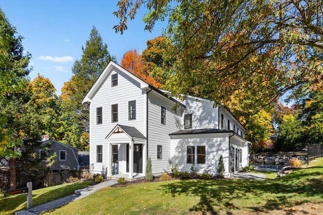 view of front facade featuring a front lawn