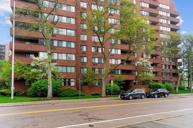 view of apartment building / complex