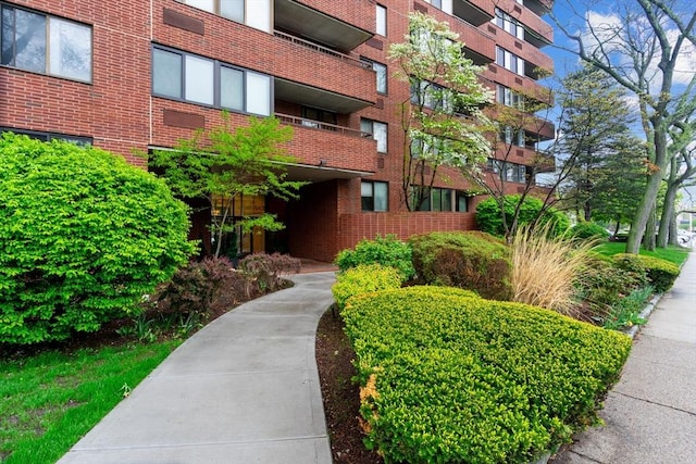 view of apartment building / complex