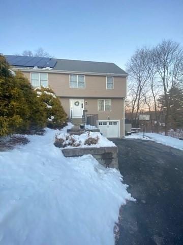 view of front facade featuring driveway and an attached garage