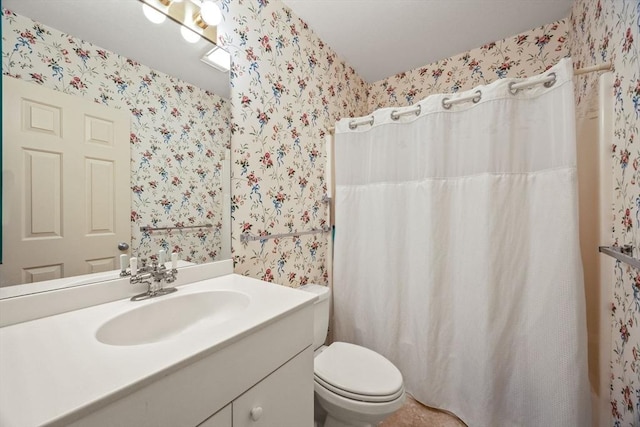 bathroom with toilet, a shower with curtain, and vanity