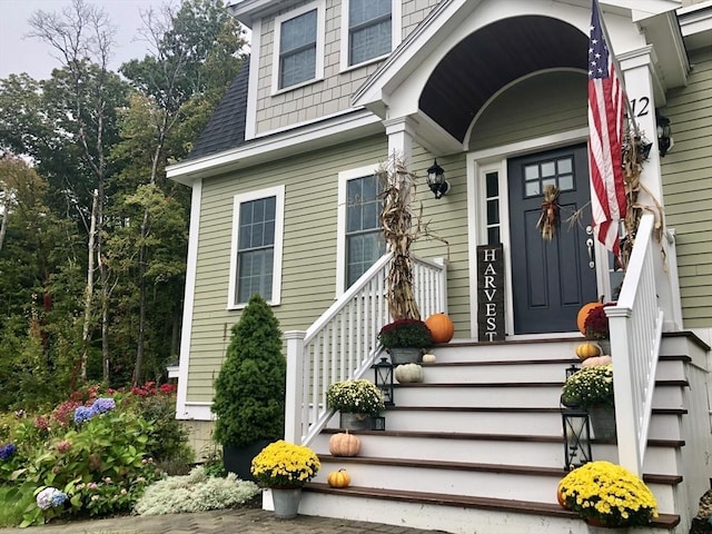 property entrance featuring a shingled roof