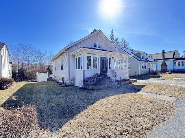 view of front of property featuring a front lawn