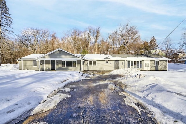 ranch-style house featuring driveway