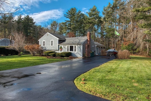 view of front of home featuring a front lawn