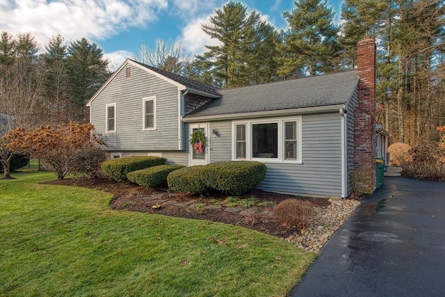 split level home featuring a front yard