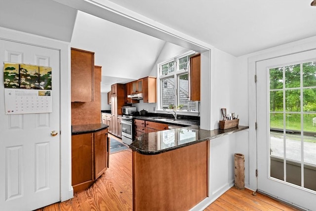146 Chief Justic Cushing Hwy, Scituate, MA 02066 - kitchen with stainless steel range oven, under cabinet range hood, brown cabinets, light wood finished floors, and a peninsula