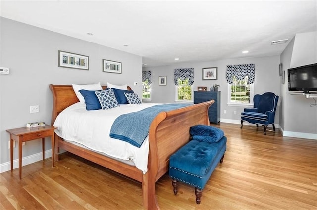 bedroom featuring visible vents, recessed lighting, light wood-style flooring, and baseboards