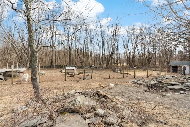 view of yard with an outbuilding