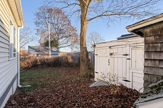 view of yard with a shed