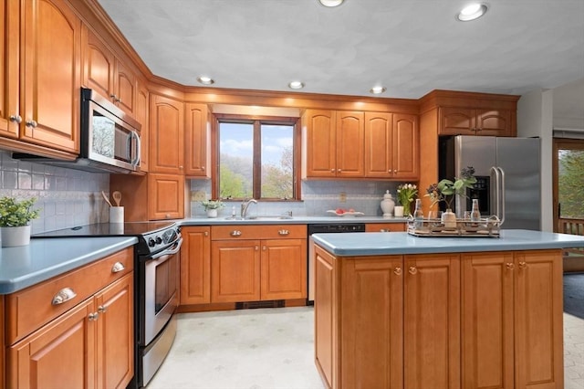 kitchen featuring stainless steel appliances, a sink, light flooring, healthy amount of natural light, and recessed lighting