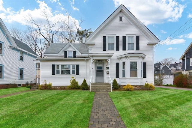 view of front of home featuring a front lawn