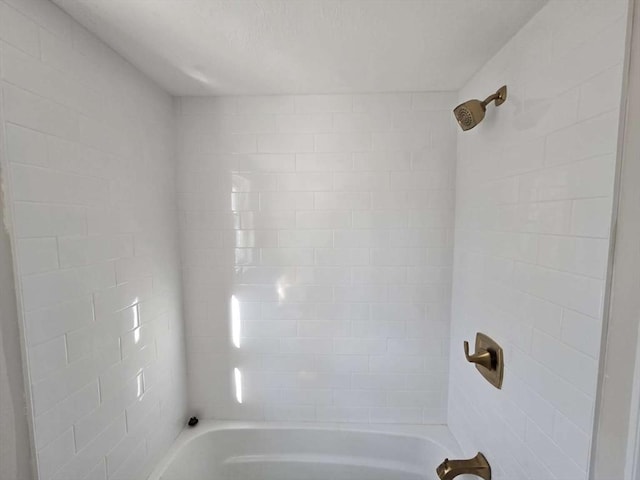 bathroom featuring tiled shower / bath