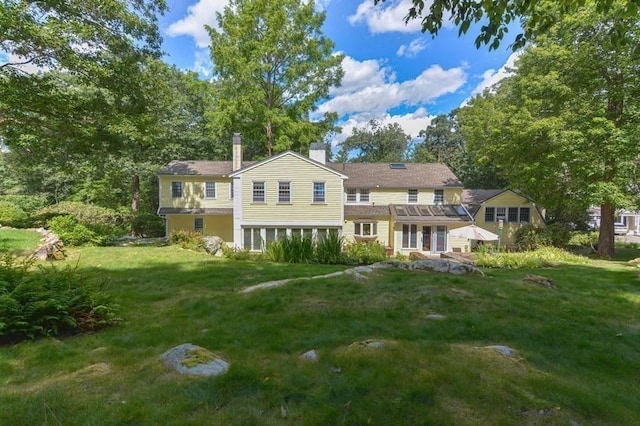 view of front of home featuring a front lawn