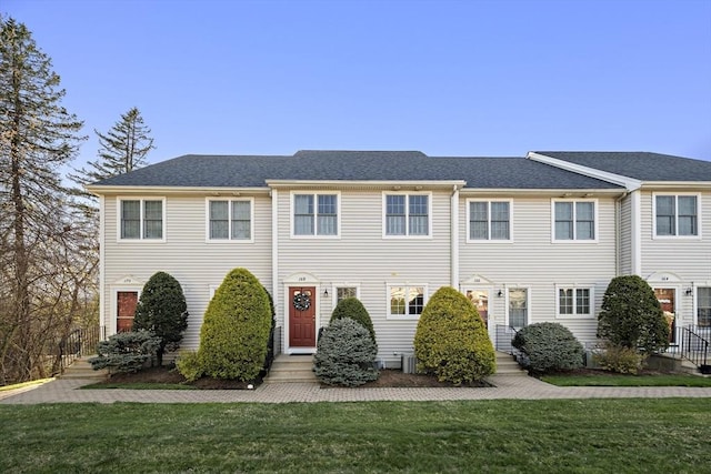 view of front of house featuring a front yard and entry steps