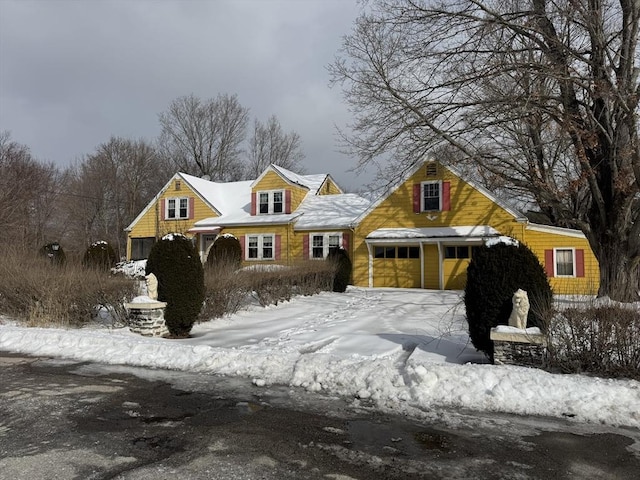 view of front facade with a garage and driveway