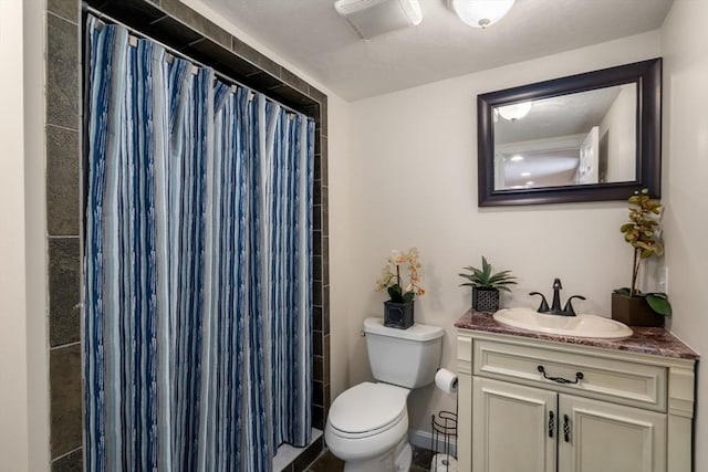 full bathroom featuring toilet, a shower with curtain, baseboards, and vanity