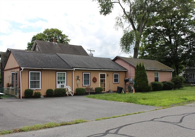 single story home with a front yard