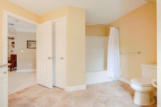 full bathroom featuring a shower with shower curtain, toilet, tile patterned floors, and baseboards