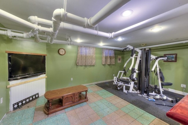 exercise area featuring baseboards