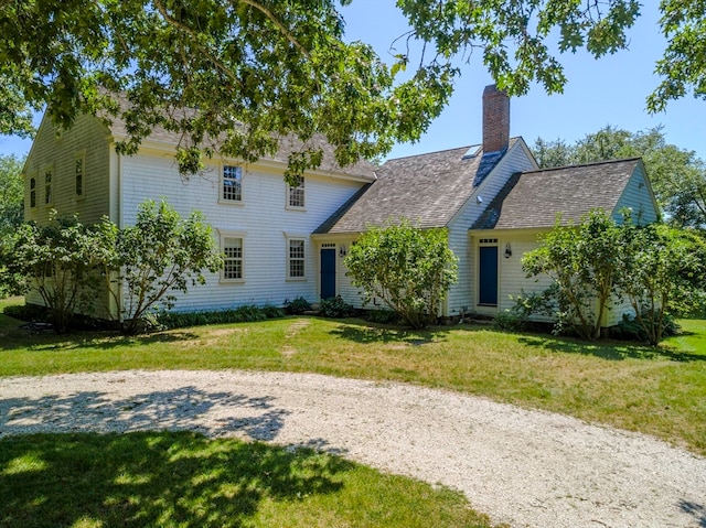 view of front of home featuring a front lawn