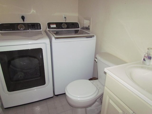 471 Mechanic St, Fitchburg, MA 01420 - washroom featuring washer and clothes dryer