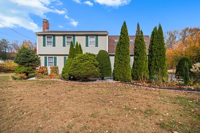 view of front facade featuring a front yard