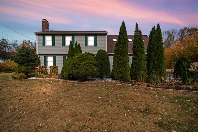 view of front property featuring a lawn