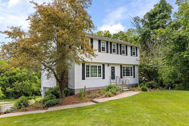 colonial house featuring a front yard