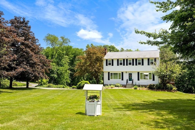 colonial house featuring a front lawn