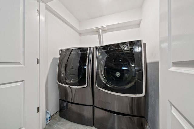 washroom with laundry area and washer and clothes dryer