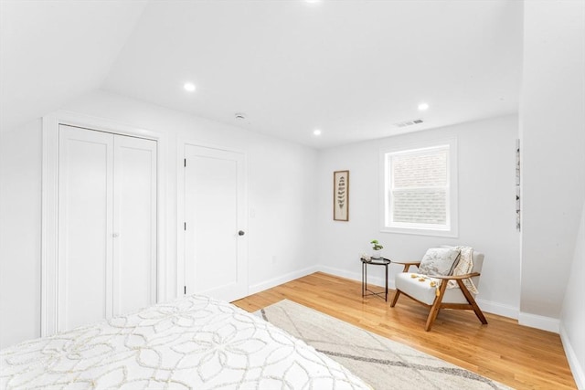 bedroom featuring light wood finished floors, baseboards, recessed lighting, a closet, and lofted ceiling