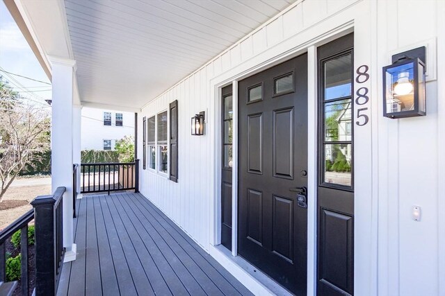 entrance to property featuring covered porch