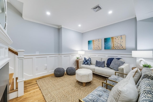 living room featuring light wood-type flooring and crown molding