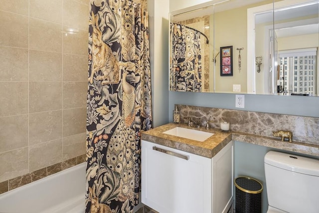 bathroom with shower / tub combo with curtain, vanity, and toilet