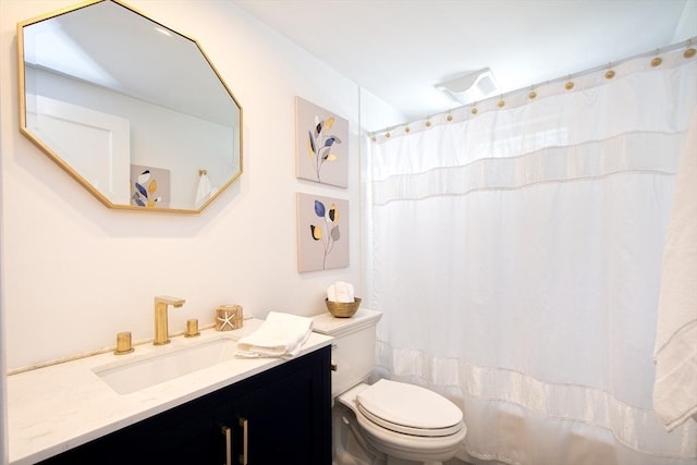 full bath featuring toilet, curtained shower, and vanity