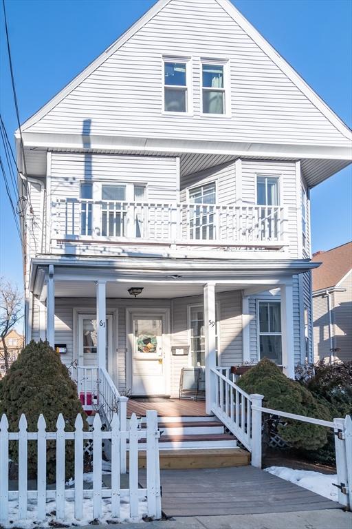 view of front of home featuring a balcony and covered porch