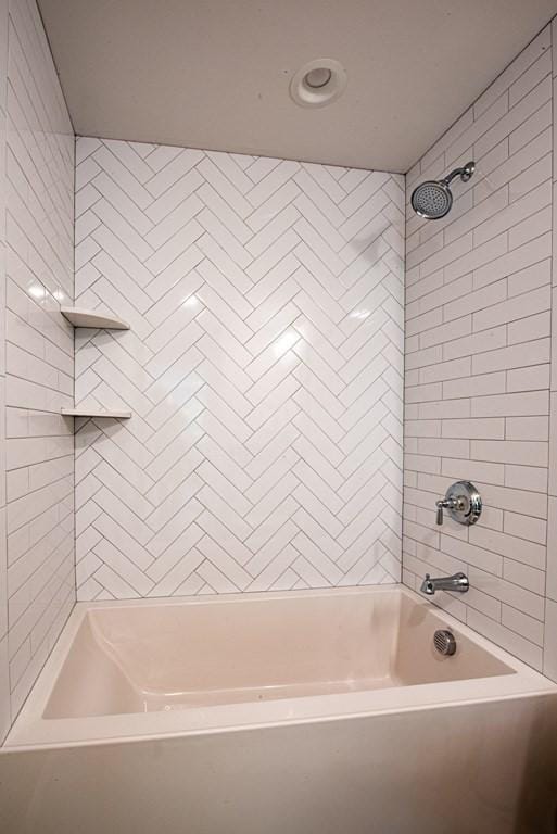 bathroom with tiled shower / bath