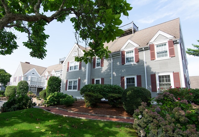 view of front of property featuring a front lawn