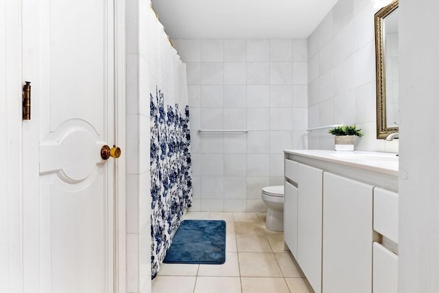 18 Hawkswood Ests Unit 18, Amesbury, MA 01913 - bathroom featuring tile patterned floors, toilet, vanity, a shower with curtain, and tile walls