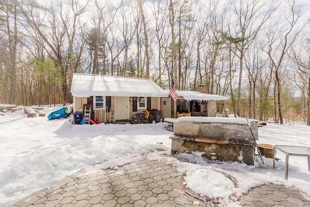 view of front of house with an outdoor structure