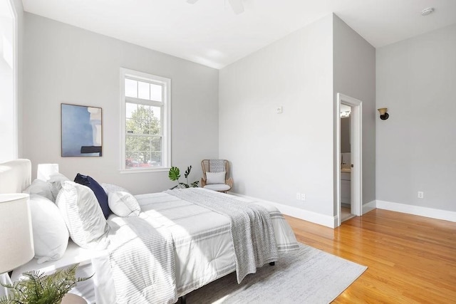 bedroom featuring light wood-style floors, baseboards, and a ceiling fan