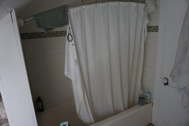 bathroom featuring tiled shower / bath combo