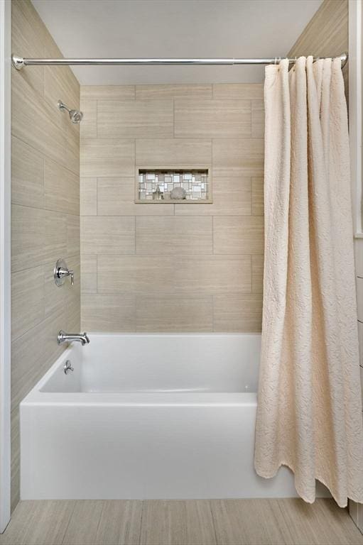 full bath with shower / bath combo with shower curtain