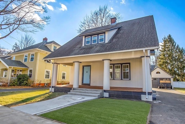 view of front facade featuring a porch and a front yard