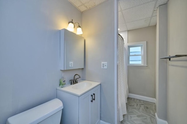 bathroom featuring a shower with curtain, vanity, and toilet