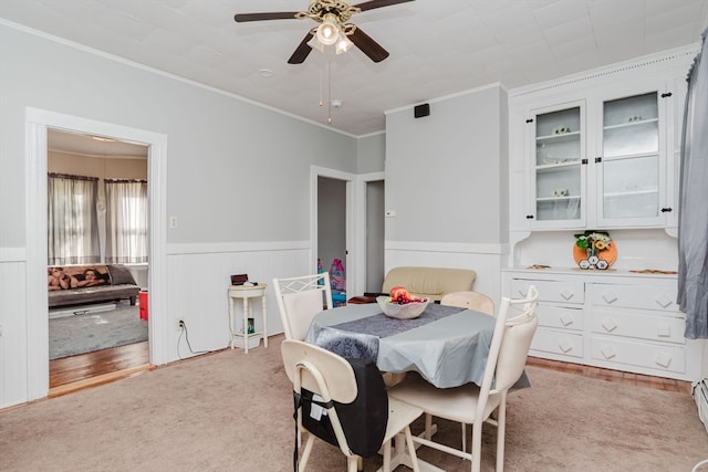 dining space featuring light hardwood / wood-style floors, crown molding, and ceiling fan