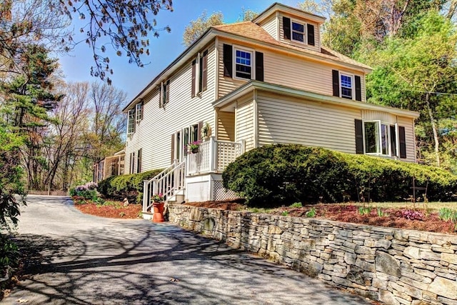 view of front of property featuring aphalt driveway