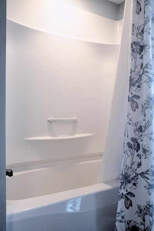 bathroom with shower / tub combo