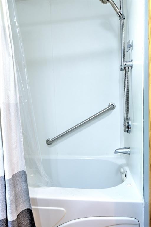bathroom with shower / tub combo